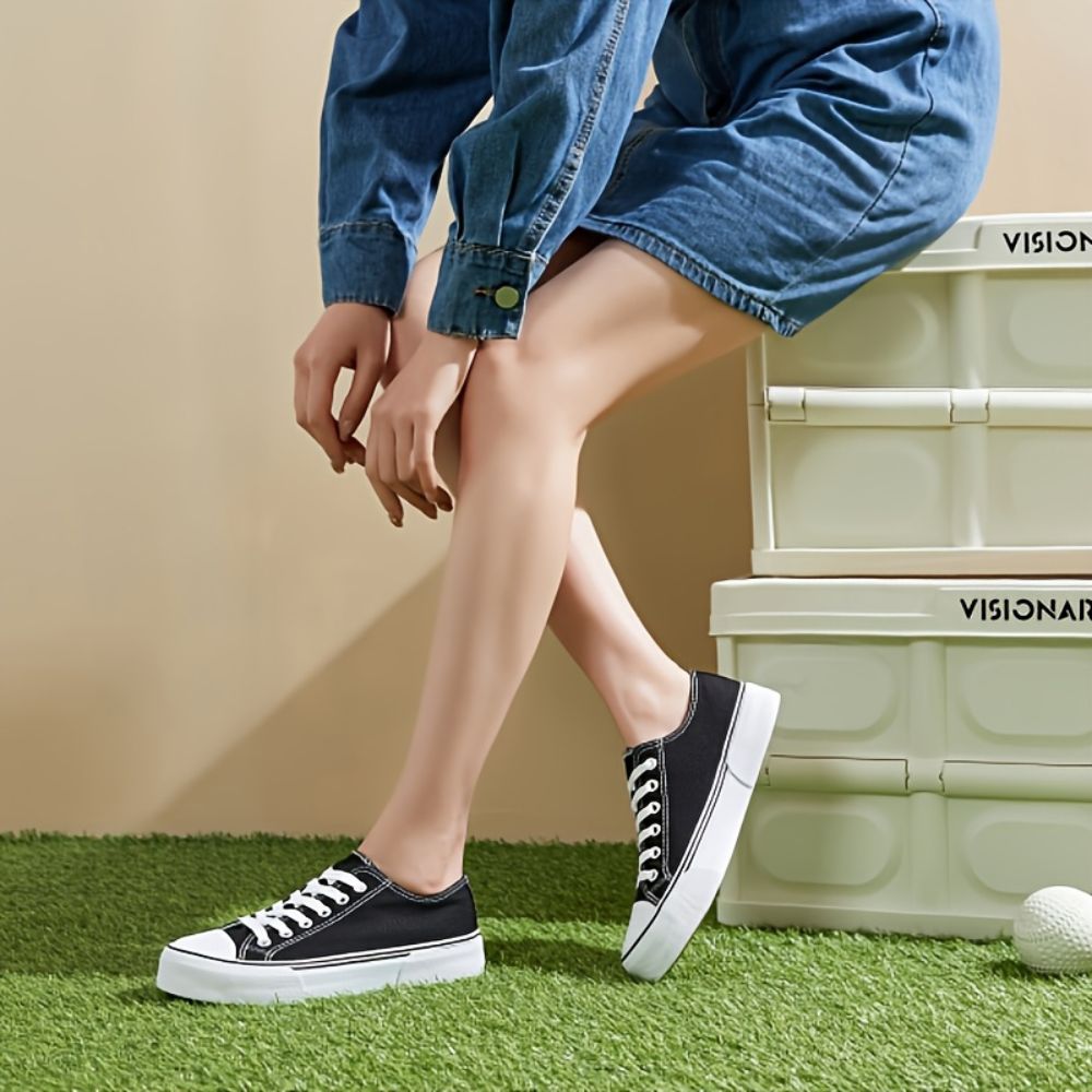 Women's low-top sneakers with lace-up closure