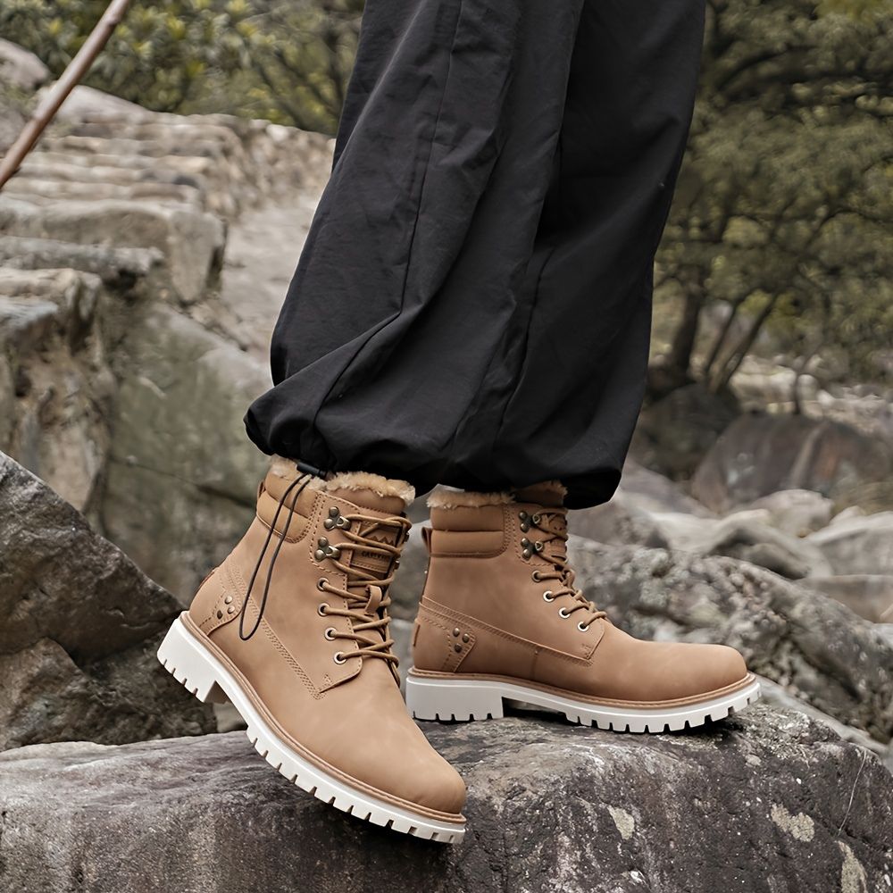 Men's winter hiking boots with cozy lining
