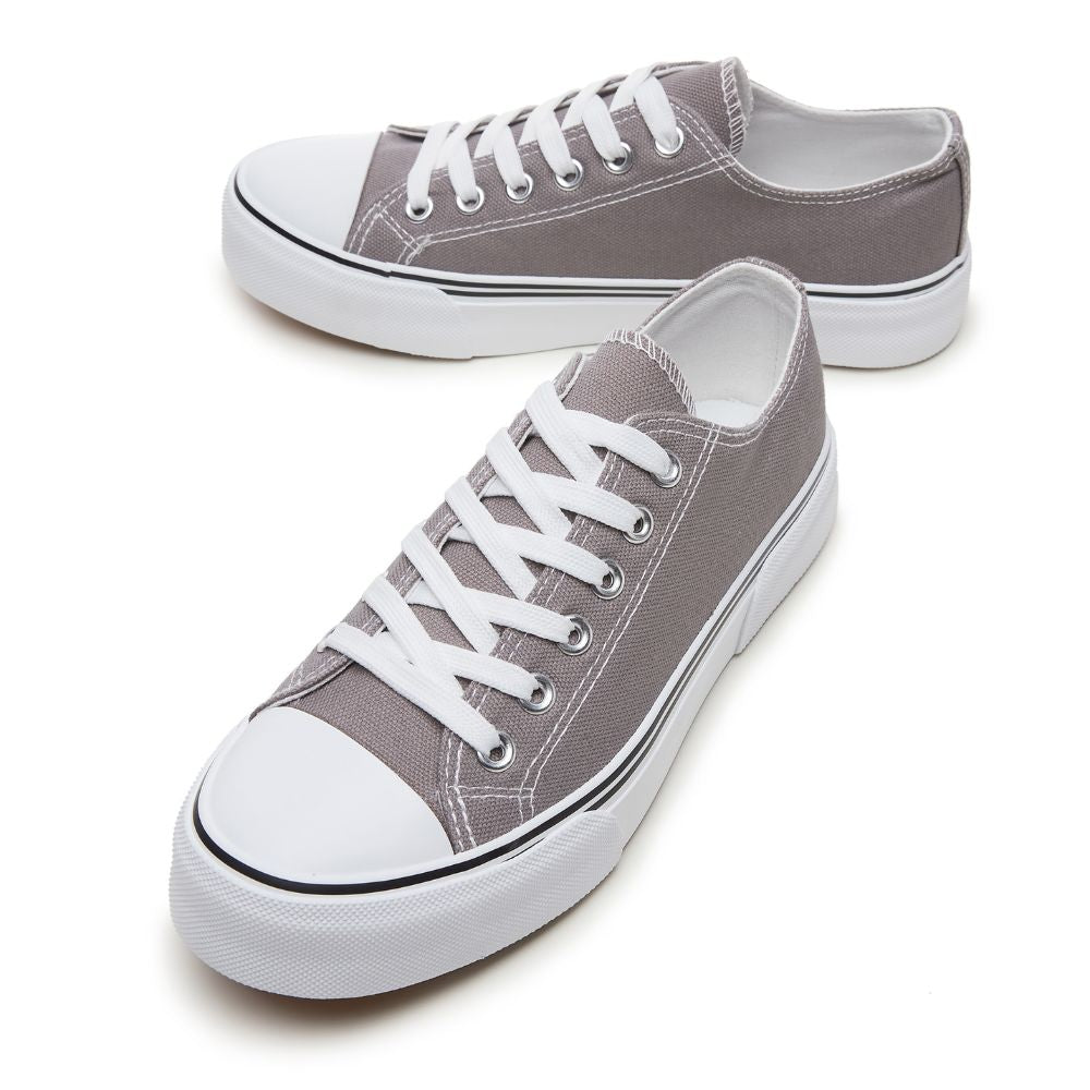 Women's low-top sneakers with lace-up closure