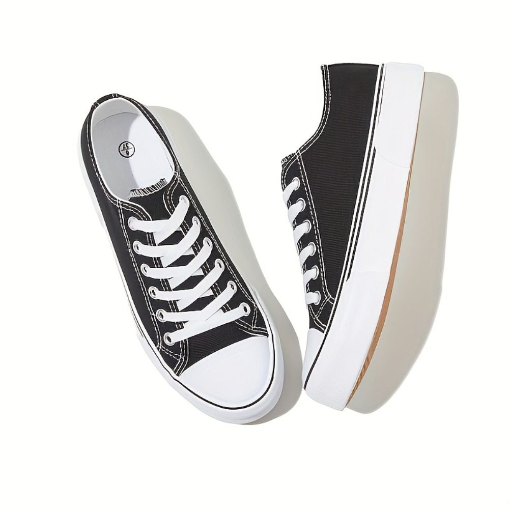 Women's low-top sneakers with lace-up closure