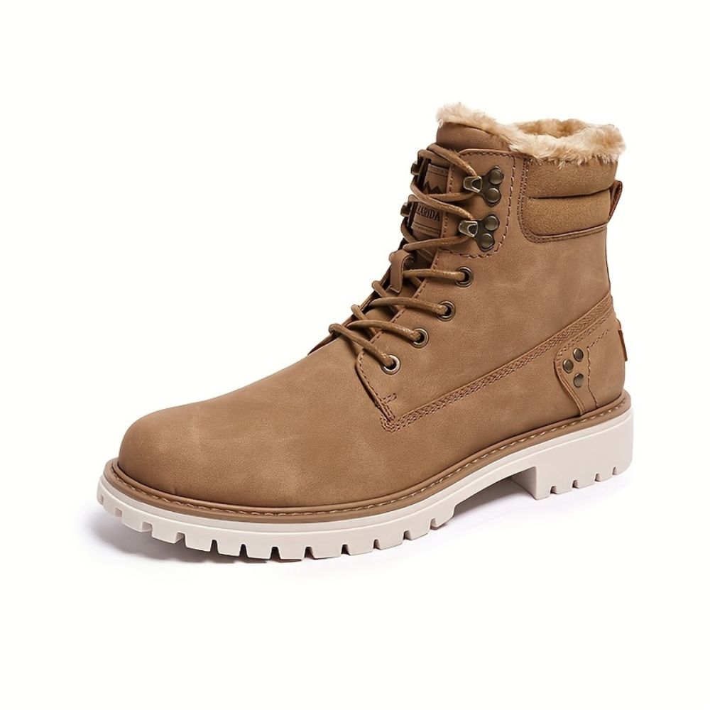Men's winter hiking boots with cozy lining