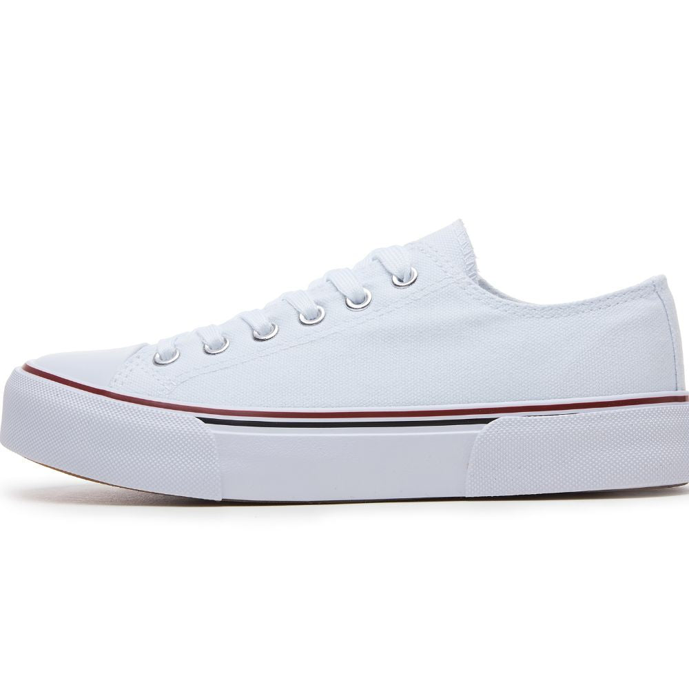 Women's low-top sneakers with lace-up closure