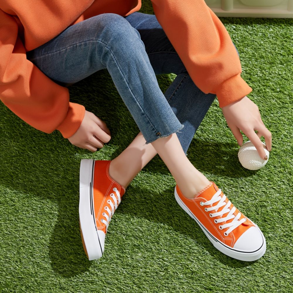 Women's low-top sneakers with lace-up closure