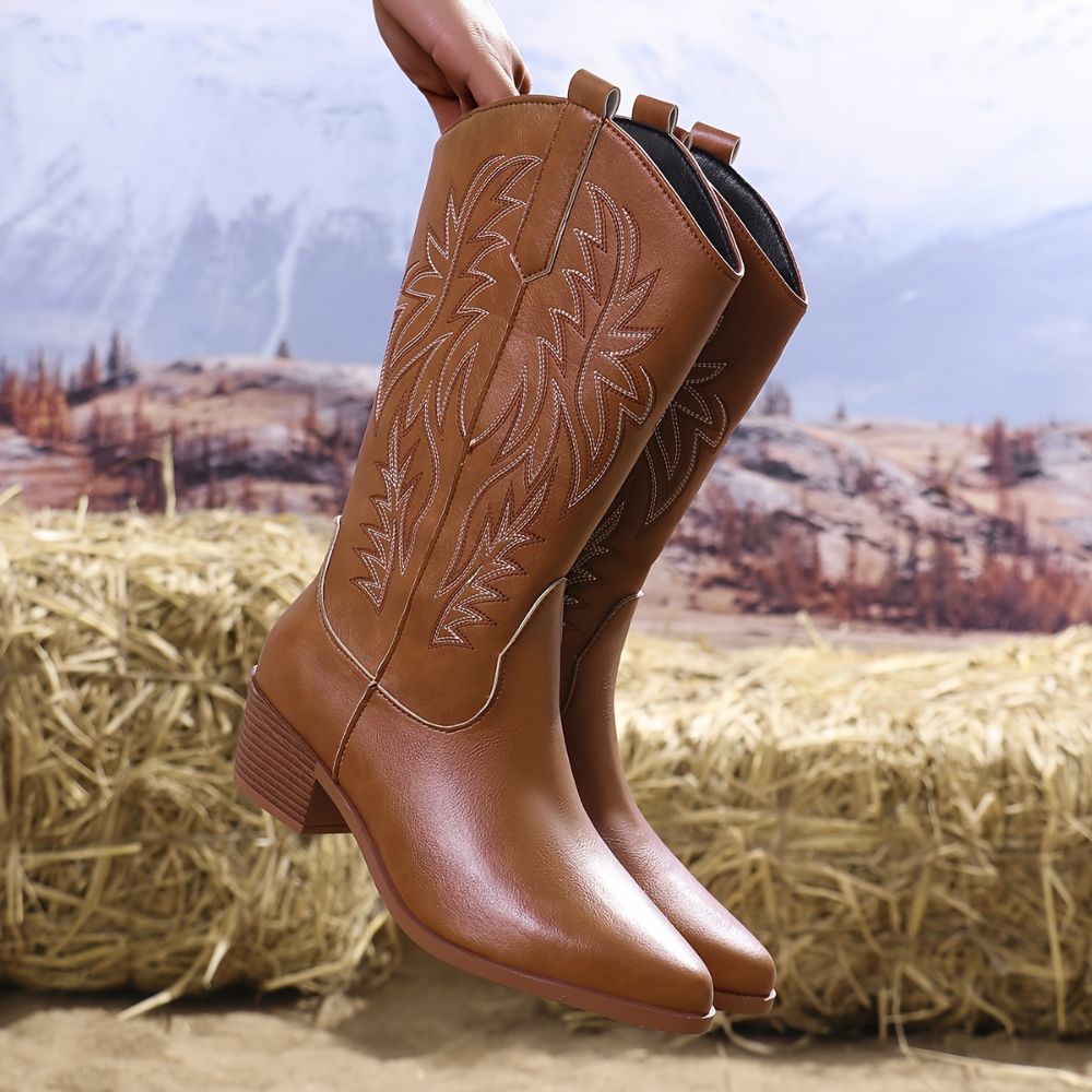 Women’s cowboy boots with baroque embroidery