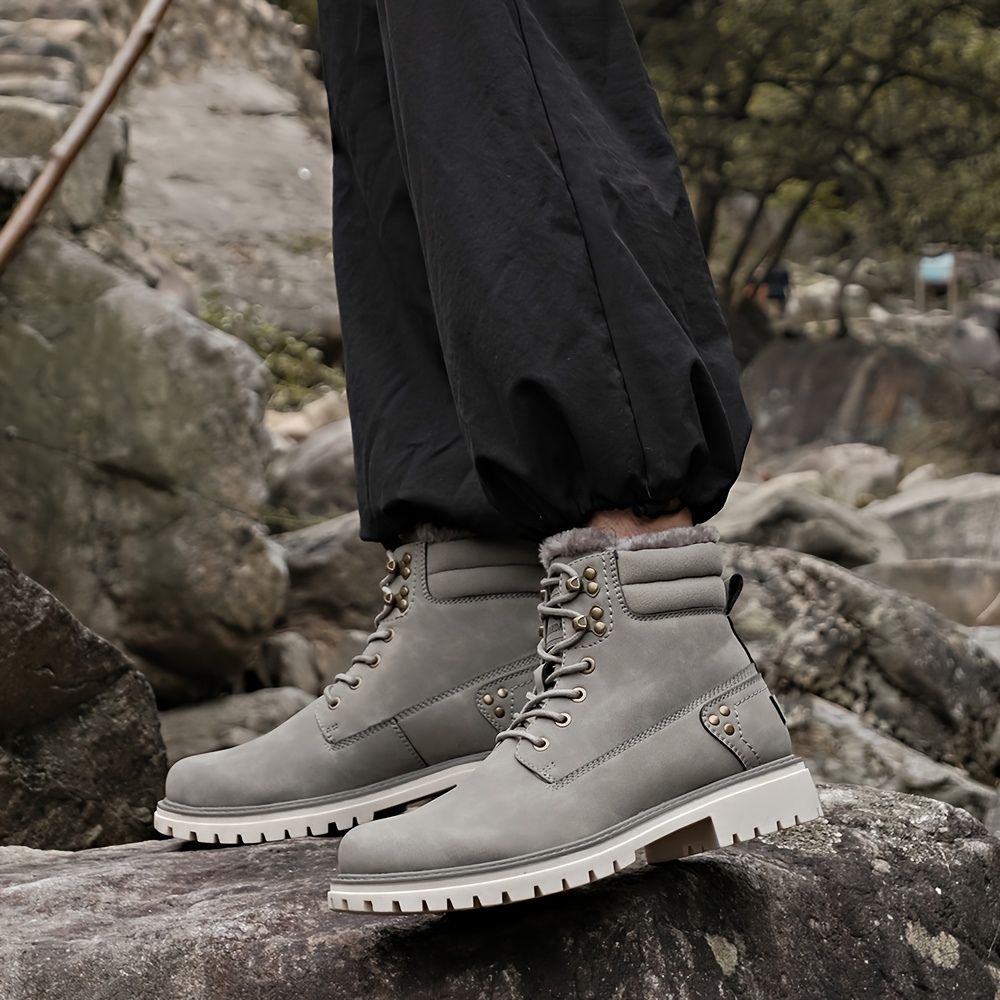 Men's winter hiking boots with cozy lining