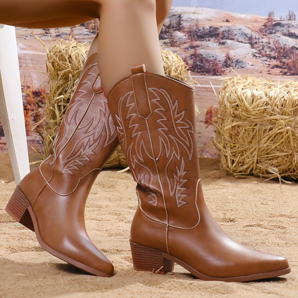 Women’s cowboy boots with baroque embroidery
